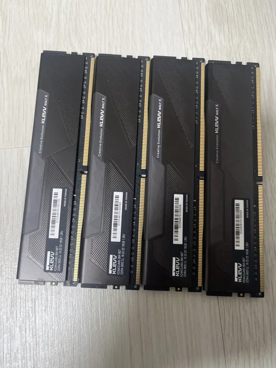 Klevv ddr4 3600 16gb 4장 팝니다